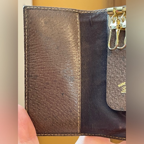 Gucci Monogram Four Key Holder With 16 Inch Unbranded Gold Chain - Picture 11 of 16